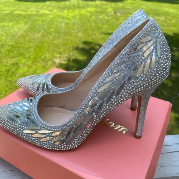 Silver heels - Picture 3 of 7